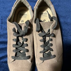 Earth Origins Men's Tan Sneakers with Black Laces